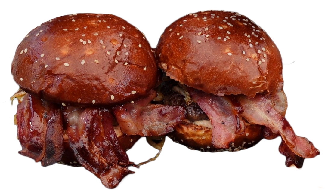 Saftiger Burger mit Beef Patty, Spitzkohl, Bacon und BBQ-Buddha-Mayo auf einem Pretzel Bun.