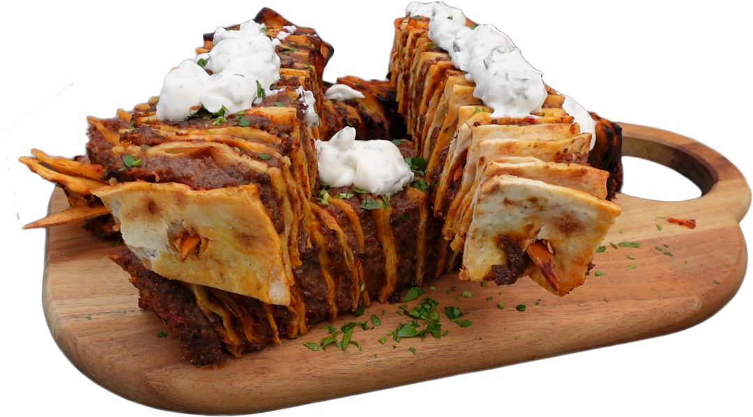 Herzhafte Lahmacun Spieße mit gewürztem Hackfleisch, belegt mit Sour Cream und frischer Petersilie.