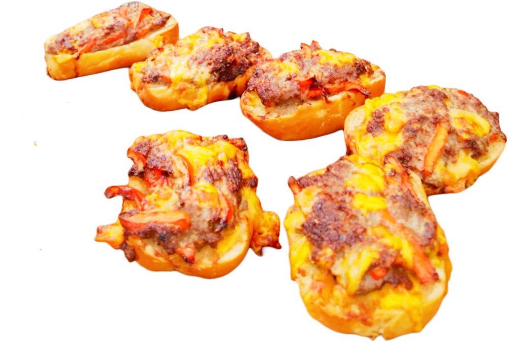 Überbackene Party-Brötchen mit Hackfleisch, Paprika und Cheddar-Käse, gewürzt mit Beef Rub.