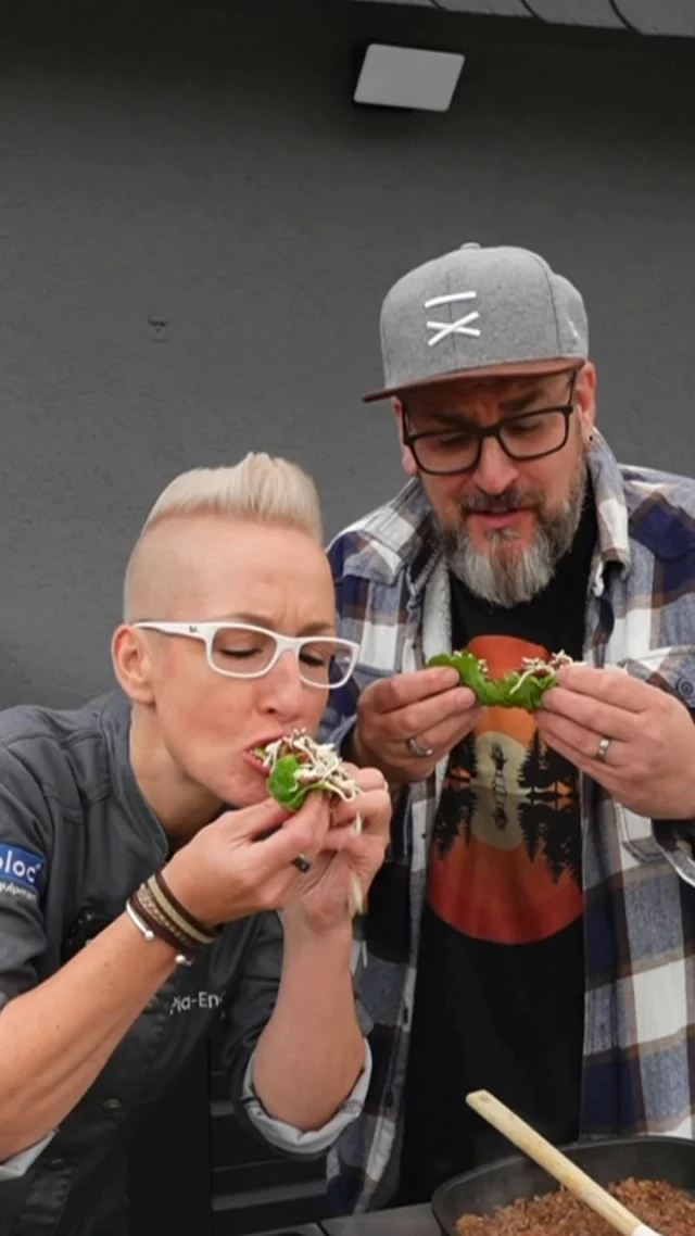 🥬 Sloppy Joe mal anders! 🎬

TV-Köchin @piaengelnixon und Wurstfluencer @markusgrimm zeigen euch, wie man den Klassiker im Salatblatt serviert – natürlich mit unserer “Hacktastisch”-Gewürzmischung! 🌶️ Lecker, leicht und perfekt für alle, die es kreativ mögen. 😍

👉 Probiert’s aus und sagt uns in den Kommentaren, wie ihr euren Sloppy Joe am liebsten esst! 💬

#Spicebude #TeamSpicebude #Rezept #SloppyJoe #Hacktastisch #Wurstfluencer #FoodInspo #BBQLovers