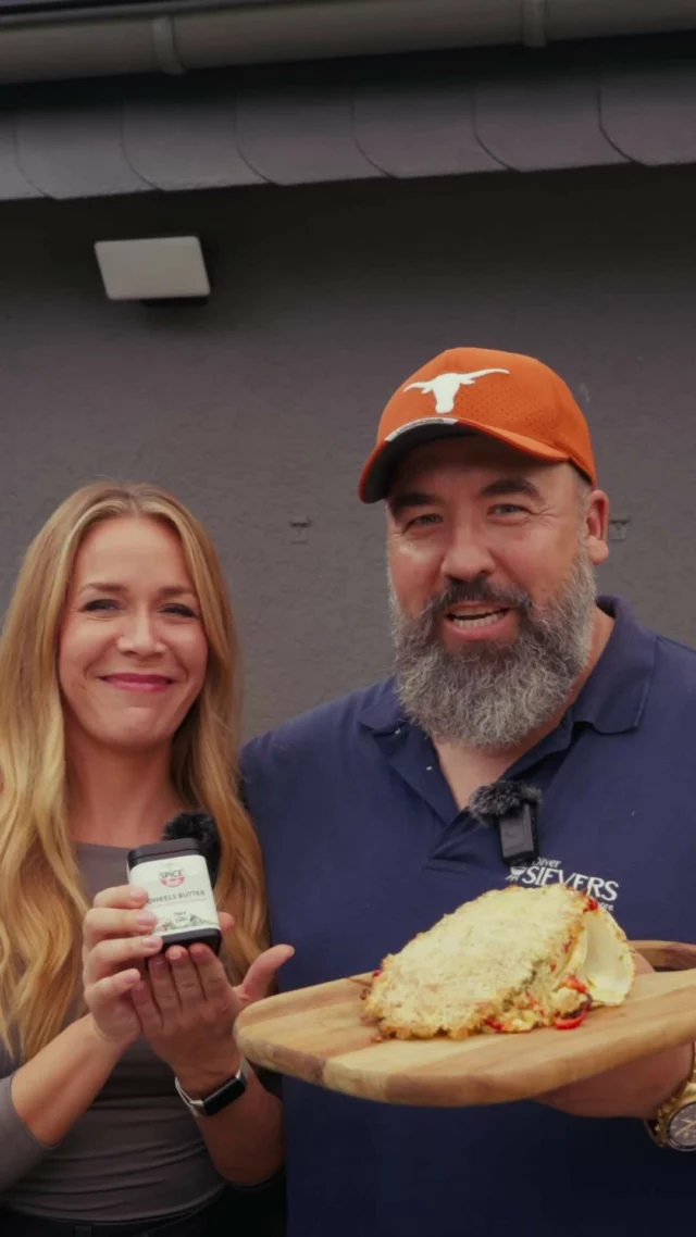 🥬 Überbackener China-Kohl – einfach, würzig & mega lecker! 🎬

Grillweltmeister Oliver Sievers und Comedienne Sandra Sprünken zeigen euch heute, wie man China-Kohl auf das nächste Level hebt: Mit unserer "Onkels Butter"-Gewürzmischung verfeinert und goldbraun überbacken. 🌶️ Ein Rezept, das ihr unbedingt ausprobieren müsst! 😍

👉 Wer hat schon mal China-Kohl überbacken gegessen? Schreibt’s in die Kommentare! 💬

#Spicebude #TeamSpicebude #Rezept #ChinaKohl #OnkelsButter #OliverSievers #SandraSprünken #FoodInspo