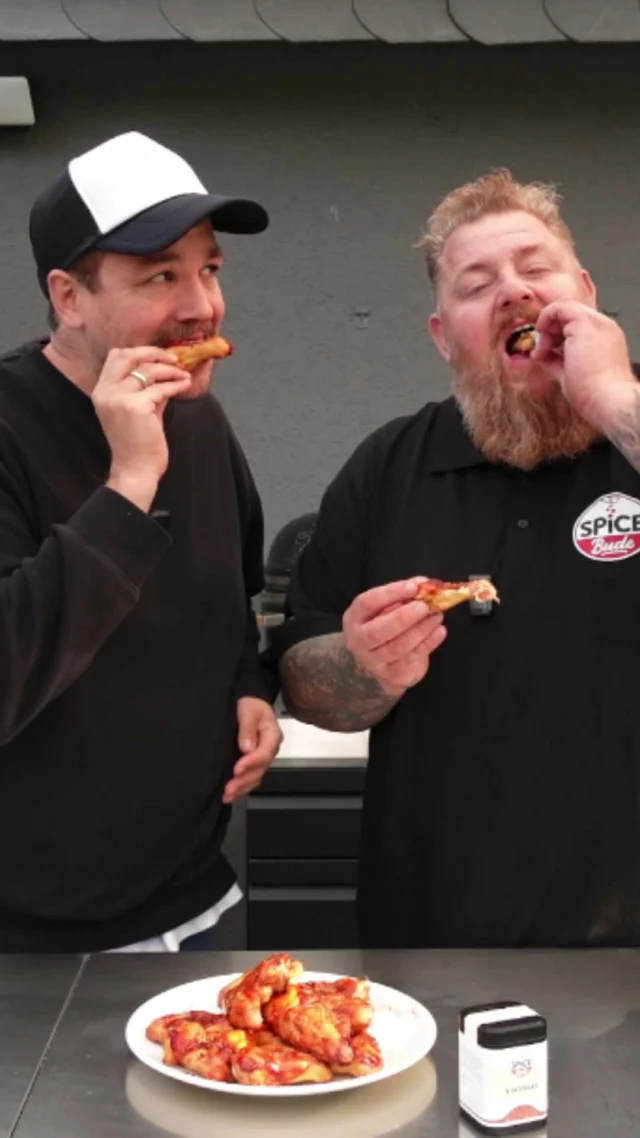 🍗 Wings-Time vom Feinsten! 🎬

Comedian Jan van Weyde und YouTube- & TV-Griller David Nöcker zeigen euch, wie man Chicken Wings auf das nächste Level bringt: Mit einer Brine, mariniert mit unserer "Kikeriki"-Gewürzmischung, im Smoker gegart und anschließend mit BBQ-Sauce glasiert. 🌶️ Saftig, rauchig und einfach mega lecker! 😍

👉 Lust auf diese Wings? Lasst uns in den Kommentaren wissen, wie ihr sie am liebsten zubereitet! 💬

#Spicebude #TeamSpicebude #Rezept #ChickenWings #Kikeriki #BBQLovers #FoodInspo #JanVanWeyde #DavidNöcker