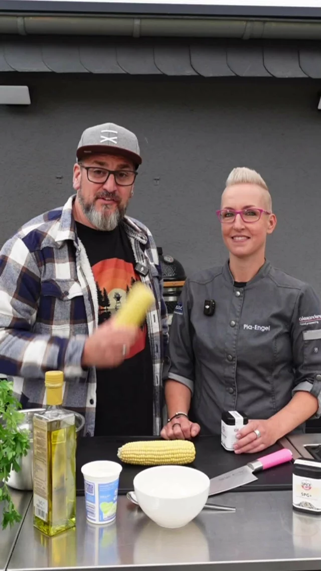 🌽 Corn Ribs – der perfekte Snack vom Grill! 🎬

TV-Köchin Pia-Engel Nixon und Food Influencer Markus Grimm zeigen euch, wie ihr Mais in eine echte Geschmacksexplosion verwandelt: Mit SPG+ von der Spicebude gegrillt und einem Dip aus saurer Sahne und unserer "Machma Dip"-Gewürzmischung. 🌶️ Am Ende ein Klecks Dip auf die Rib und genießen – einfach unglaublich lecker! 😍

👉 Habt ihr Corn Ribs schon mal probiert? Schreibt uns eure Meinung in die Kommentare! 💬

#Spicebude #TeamSpicebude #Rezept #CornRibs #MachmaDip #SPGPlus #PiaEngelNixon #MarkusGrimm #FoodInspo