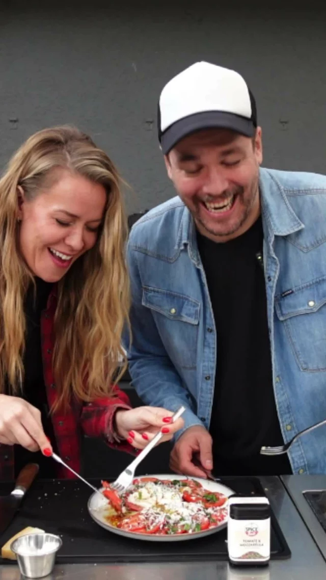 🍅🧀 Tomate Mozzarella – einfach, klassisch & saulecker! 🎬

Comedienne Sandra Sprünken und Comedian Jan van Weyde haben nicht nur ein mega leckeres Rezept gezaubert, sondern dabei auch ordentlich gelacht. 😆 Mit unserer "Tomate Mozzarella"-Gewürzmischung bekommt der Klassiker den perfekten Feinschliff! 🌶️

👉 Tomate Mozzarella – immer eine gute Wahl, oder? Schreibt’s in die Kommentare! 💬

#Spicebude #TeamSpicebude #Rezept #TomateMozzarella #SandraSprünken #JanVanWeyde #FoodInspo