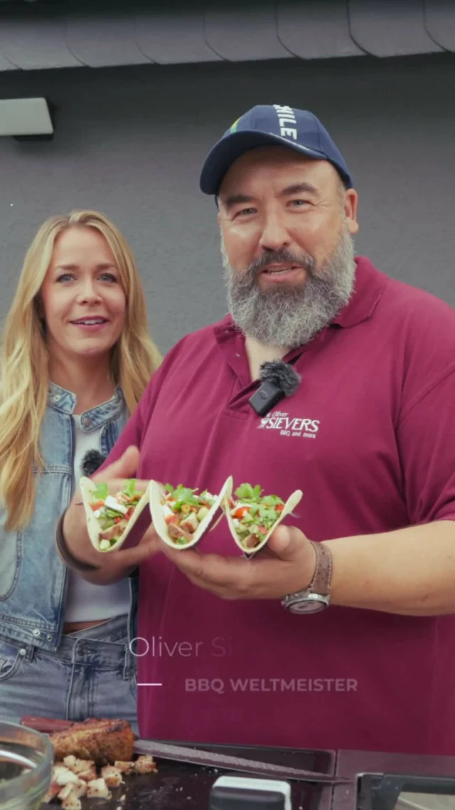 🌮 Pork Belly Tacos – knusprig, würzig & einfach genial! 🎬

Comedienne Sandra Sprünken und Grillweltmeister Oliver Sievers haben sich an die perfekte Kombi gewagt: Schweinebauch, kross gegrillt und mit unserer "Schmeckt Imma"-Gewürzmischung veredelt. 🌶️ Das Ergebnis? Einfach nur mega lecker! 😍

👉 Wer liebt Tacos genauso sehr? Schreibt’s in die Kommentare! 💬

#Spicebude #TeamSpicebude #Rezept #PorkBellyTacos #SchmecktImma #SandraSprünken #OliverSievers #FoodInspo