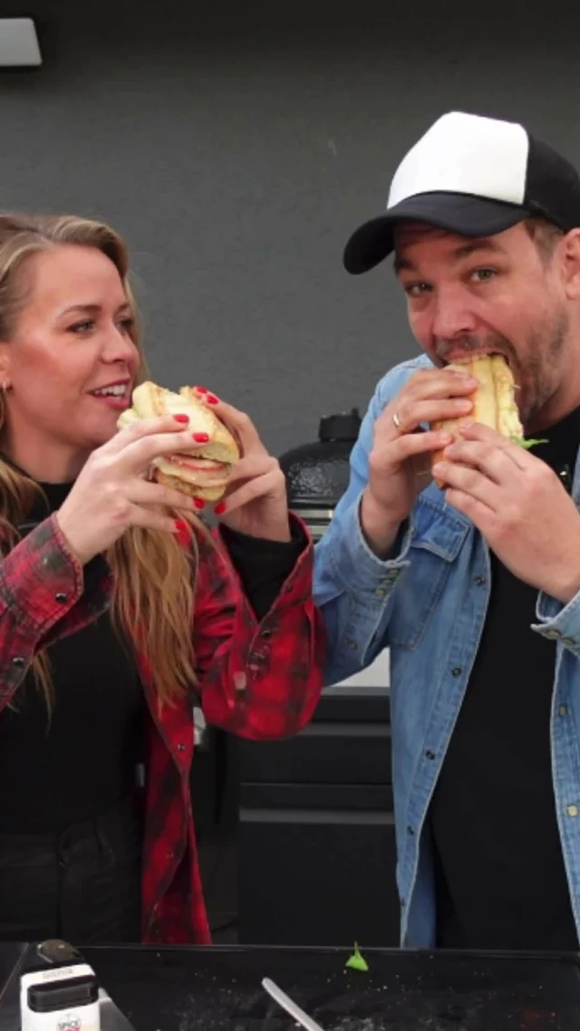 🥖 Baguette-Sandwich mit MaMiMa – Magisch lecker! 🎬

Comedienne Sandra Sprünken und Comedian Jan van Weyde haben nicht nur ein köstliches Baguette-Sandwich gezaubert, sondern auch für jede Menge Lachflashs gesorgt. 😆 Das Geheimnis? Unsere "Magische Mische"-Gewürzmischung – perfekt für die legendäre MaMiMa (Magische Mische Mayo)! 🌶️

👉 Wer will dieses Sandwich probieren? Schreibt’s in die Kommentare! 💬

#Spicebude #TeamSpicebude #Rezept #BaguetteSandwich #MagischeMische #MaMiMa #SandraSprünken #JanVanWeyde #FoodInspo